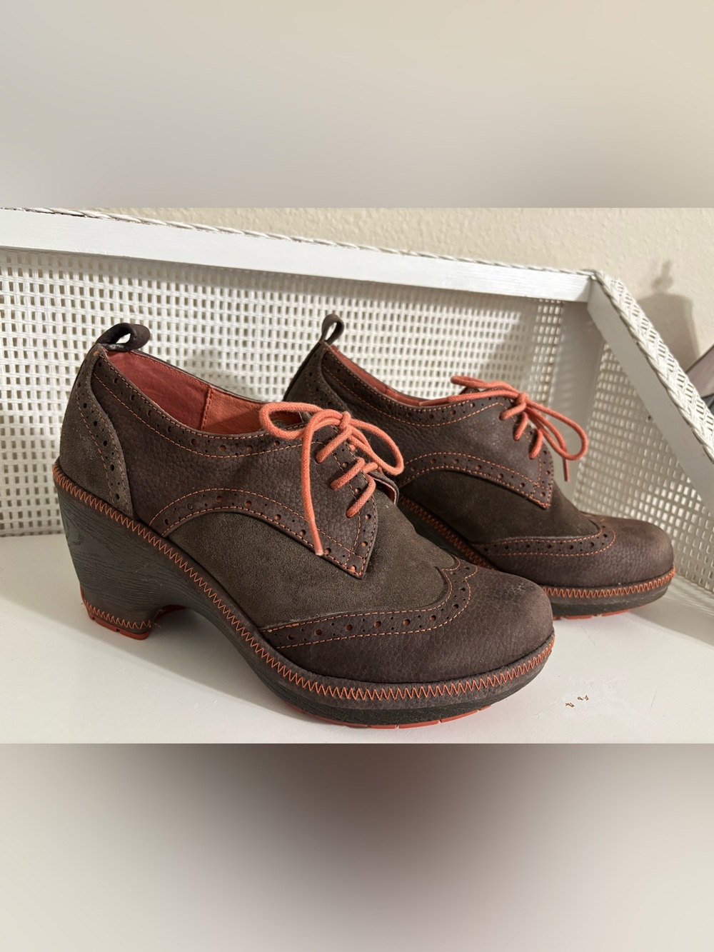 Jambu “Seattle” Brown Suede Wing Tip Platform Oxfords w/Coral Accents - 8.5 EUC